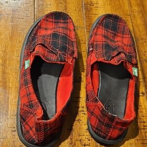 Sanuk Women's Buffalo Check Red and Black Plaid Slip-Ons Size 7